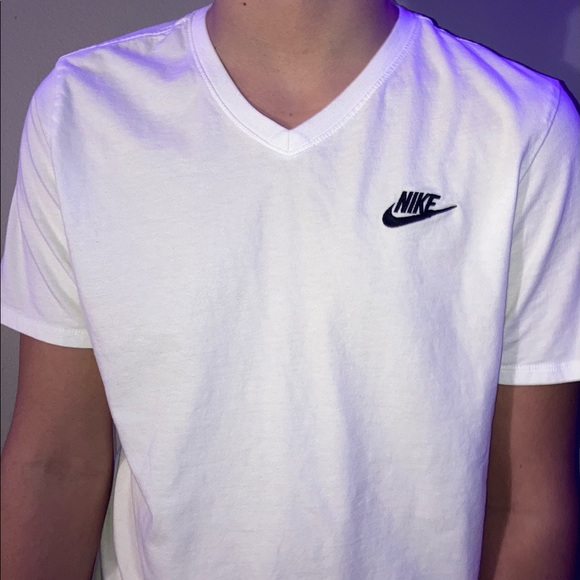 Plain v neck Nike tee - Picture 3 of 4